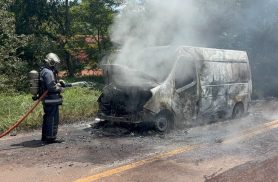 Van da Acesc é completamente destruída por incêndio na PR-180, em Cascavel Van da Acesc é completamente destruída por incêndio na PR-180, em Cascavel