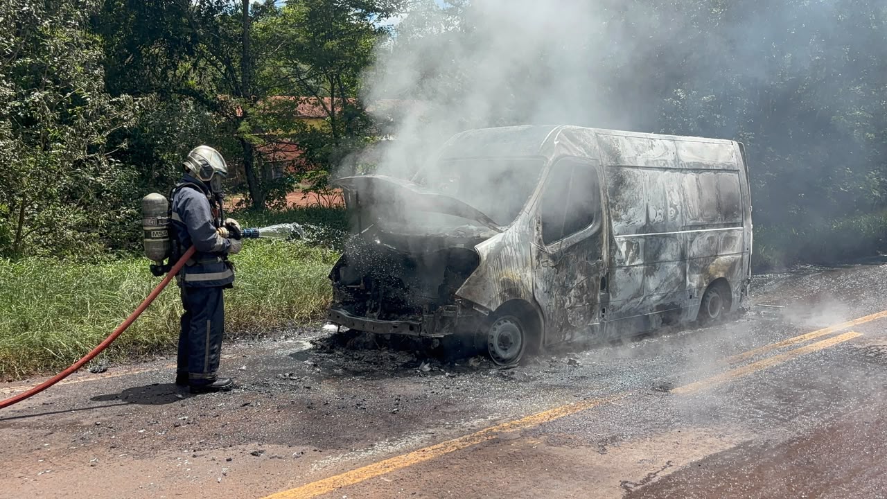 Van da Acesc é completamente destruída por incêndio na PR-180, em Cascavel