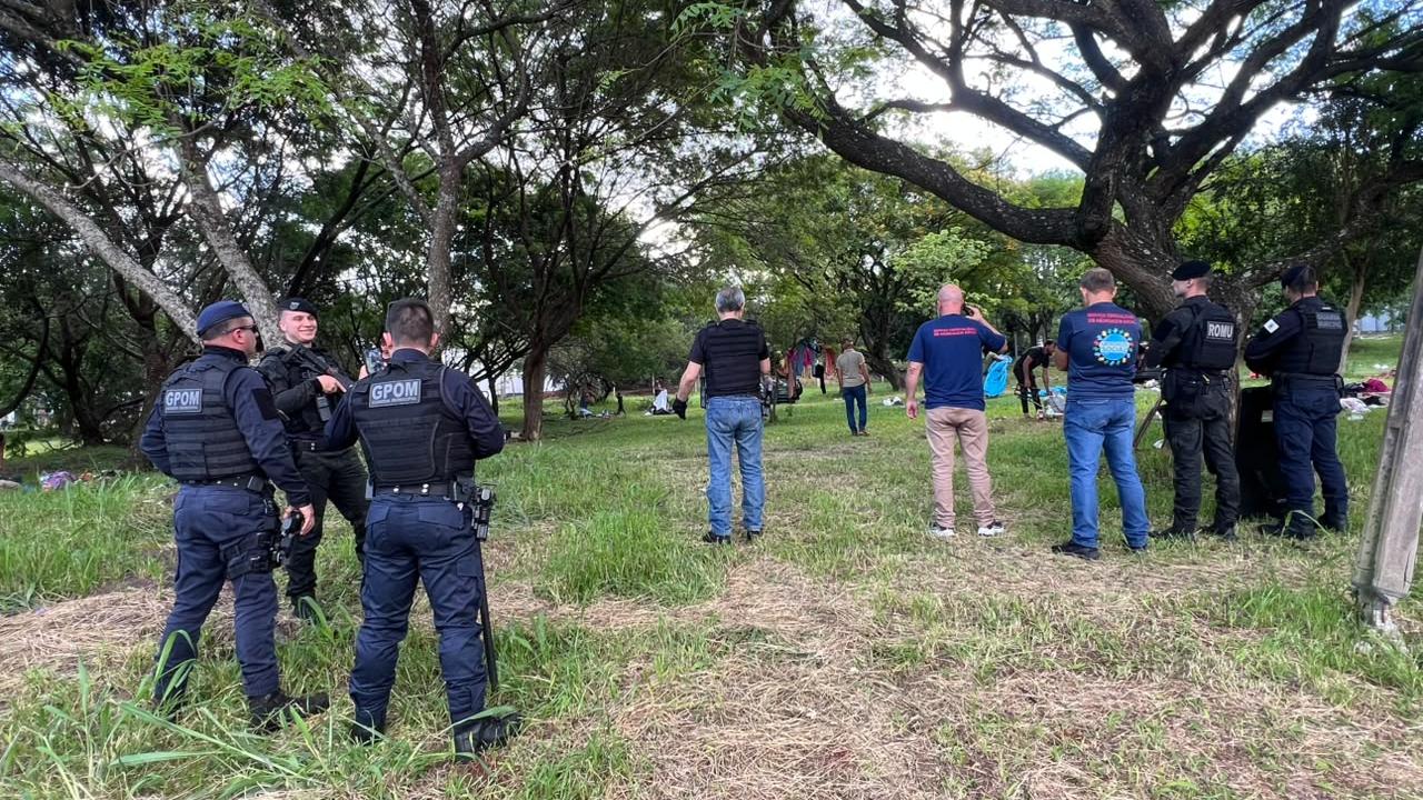 Após resistência, grupo desocupa espaço público em ação integrada no Centro de Cascavel