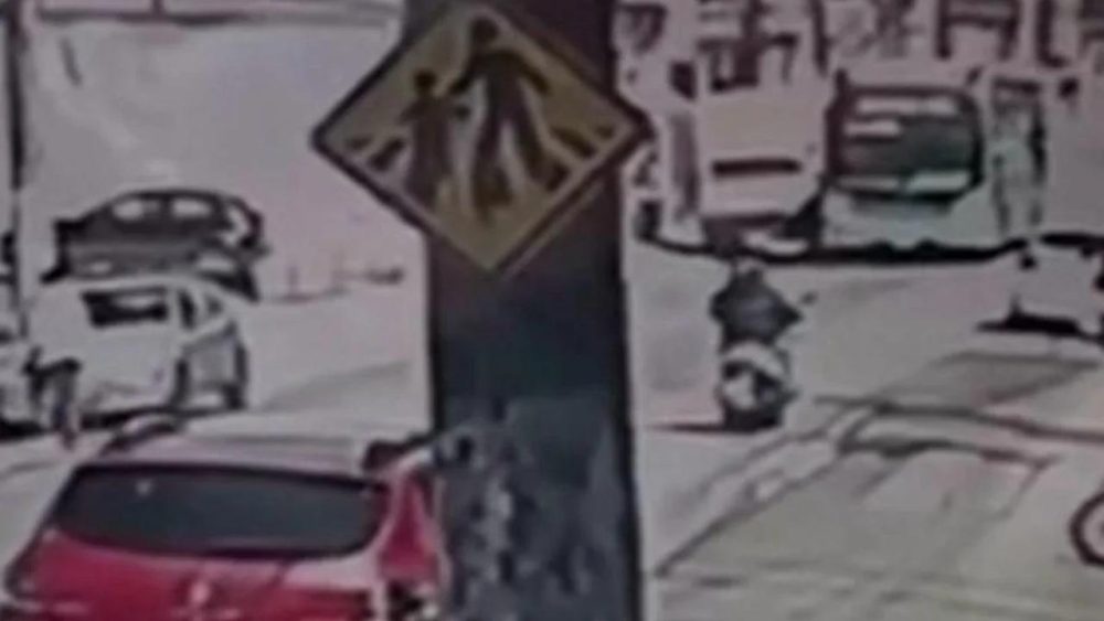 Imagem referente a Adolescente morre atropelado por ônibus ao tentar atravessar faixa de pedestres