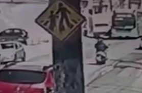 Adolescente morre atropelado por ônibus ao tentar atravessar faixa de pedestres Adolescente morre atropelado por ônibus ao tentar atravessar faixa de pedestres
